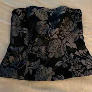 White House Black market size 4 floral top